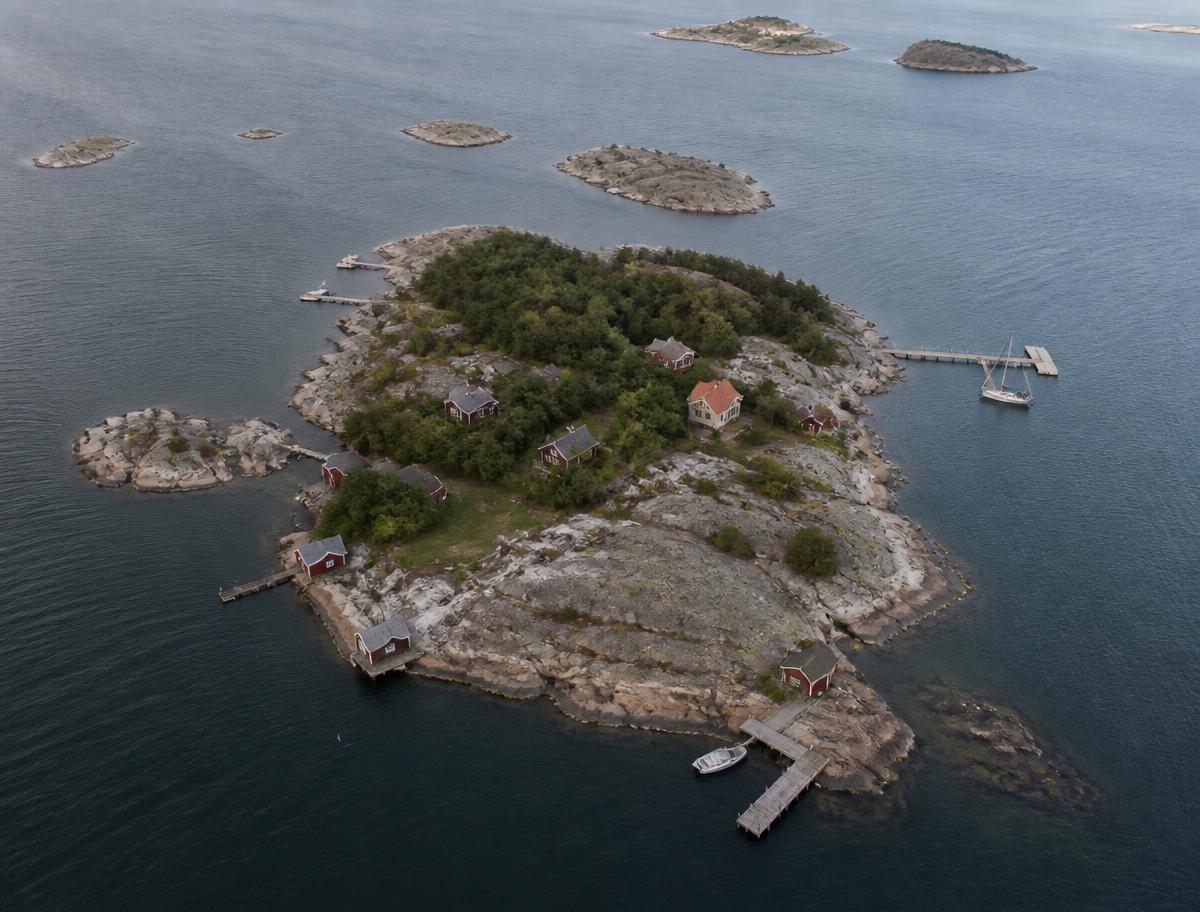 Skärgårdsö med bryggor sedd från luften